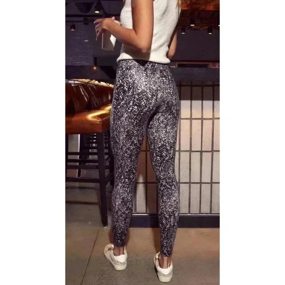 SPANX Women Grey Snake Faux Leather Snakeskin Leggings Size M NWT - Picture 3 of 11